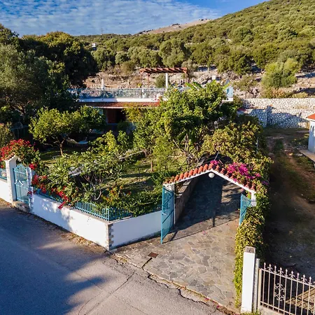 Lemon Tree Garden Near Mirtos فيلة